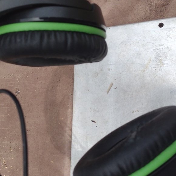 Hyper X Black and Green Over-EarGaming Headphones - Picture 3 of 3